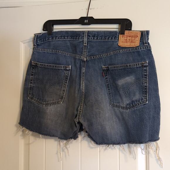 Levi's Cut Off Loose Straight 569 Jean Shorts Waist 36 Distressed - Picture 2 of 9